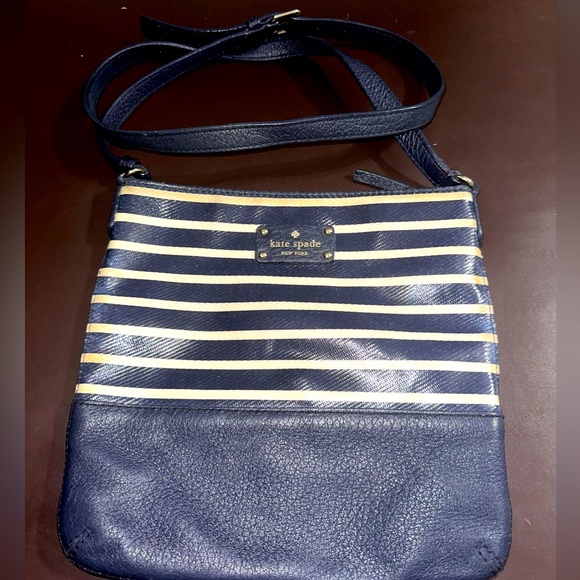 kate spade Handbags - Vintage Kate Spade purse crossbody